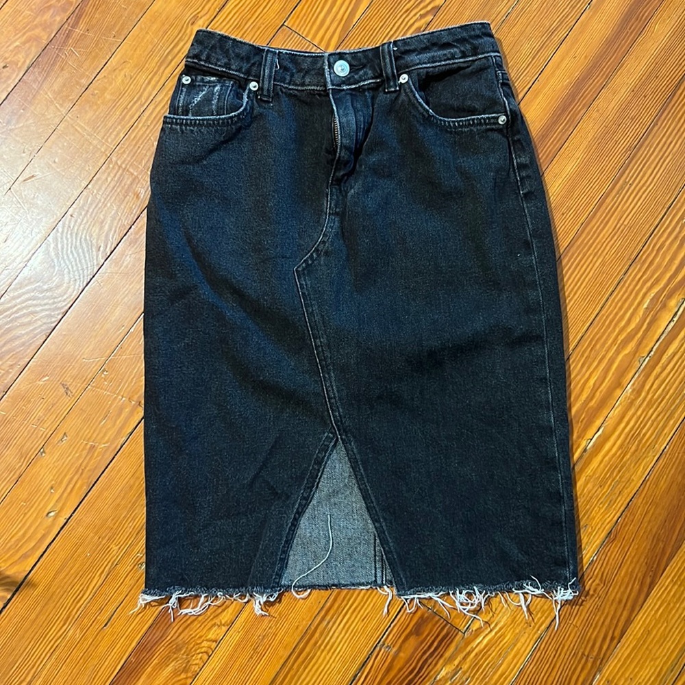 H&M black Denim jean skirt sz 4 women’s